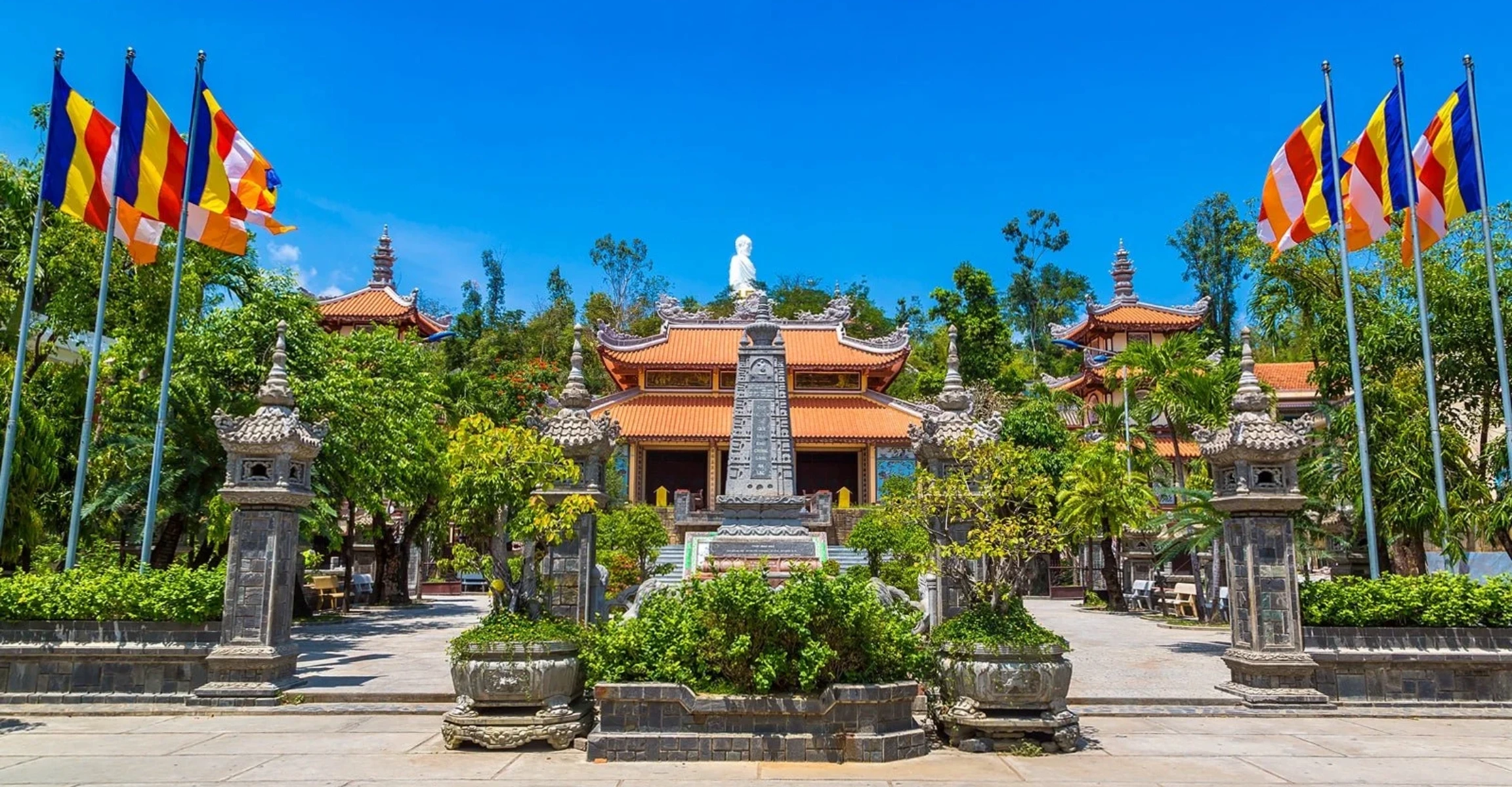 Chùa Long Sơn – tượng Phật Trắng